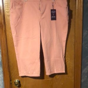 NWT Capri’s